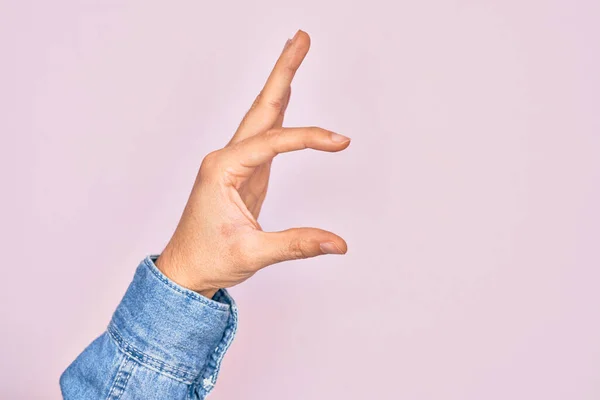 Hand Van Kaukasische Jongeman Met Vingers Geïsoleerde Roze Achtergrond Plukken — Stockfoto