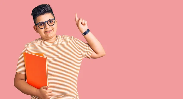 Niño Pequeño Sosteniendo Libro Con Gafas Con Una Gran Sonrisa —  Fotos de Stock