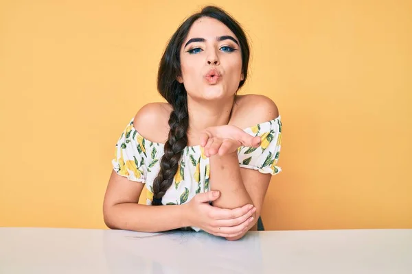 Brunette Tiener Meisje Dragen Casual Kleding Zitten Tafel Kijken Naar — Stockfoto