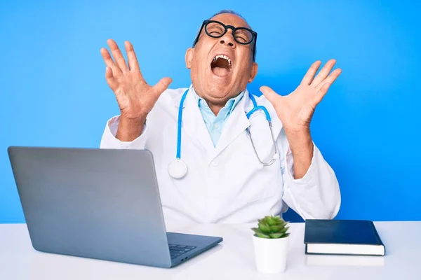 Homme Sénior Beau Avec Les Cheveux Gris Portant Uniforme Médecin — Photo