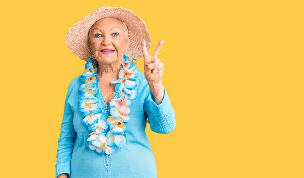 Starsza Piękna Kobieta Niebieskimi Oczami Siwymi Włosami Letniej Czapce Hawajskim — Zdjęcie stockowe