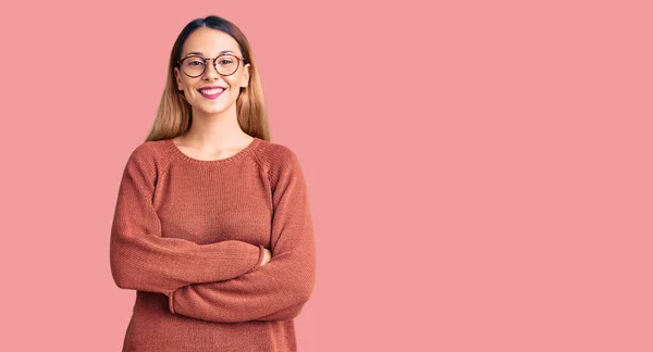 Mulher Bonita Vestindo Roupas Casuais Óculos Rosto Feliz Sorrindo Com — Fotografia de Stock