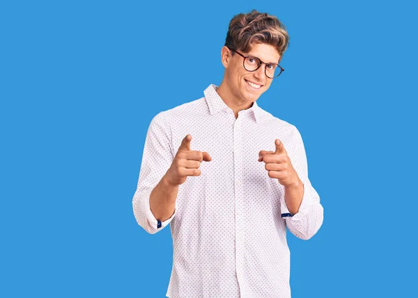 Ung Stilig Man Affärskläder Och Glasögon Pekar Finger Mot Kamera — Stockfoto