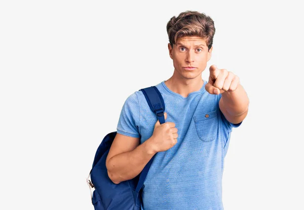 Joven Hombre Guapo Sosteniendo Mochila Estudiante Señalando Con Dedo Cámara —  Fotos de Stock