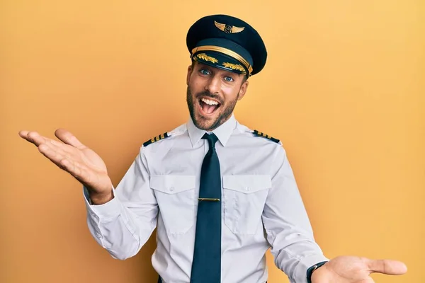 Όμορφος Ισπανός Που Φοράει Στολή Πιλότου Που Χαμογελά Χαρωπός Προσφέροντας — Φωτογραφία Αρχείου
