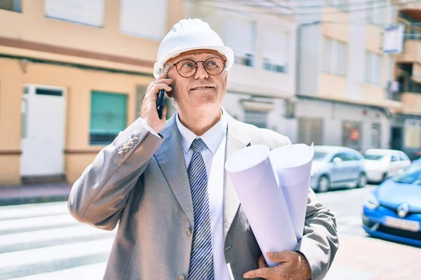 Senior Grey Haired Architect Man Holding Blueprints Using Smartphone Street — Stock Photo, Image