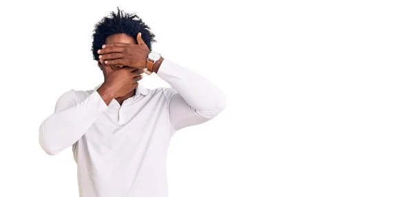 Bonito Homem Afro Americano Com Cabelo Afro Vestindo Roupas Casuais — Fotografia de Stock