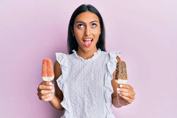 Молодая Брюнетка Арабская Женщина Держит Мороженое Злой Безумный Крик Разочарованный — стоковое фото