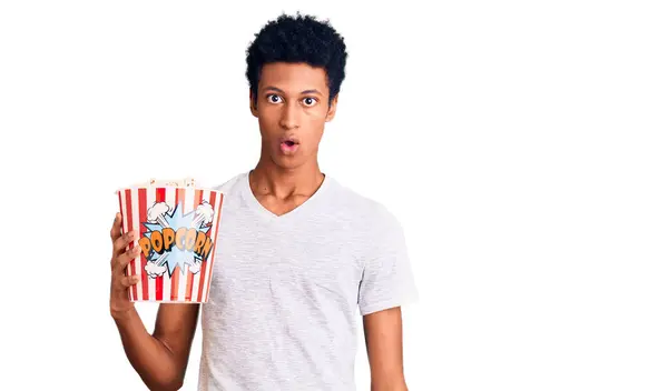 Giovane Uomo Afroamericano Con Popcorn Spaventati Stupiti Bocca Aperta Sorpresa — Foto Stock