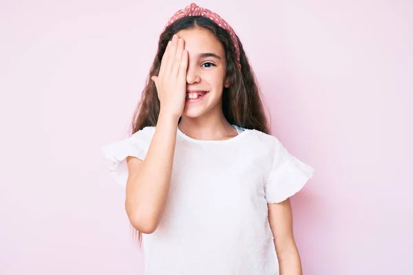 Schattig Hispanic Kind Meisje Dragen Casual Kleding Diadeem Bedekken Een — Stockfoto