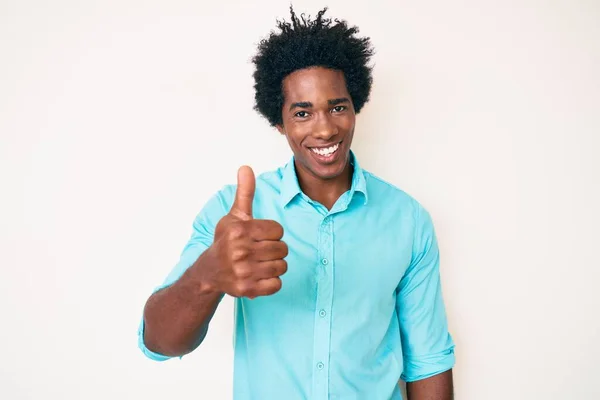 Hombre Afroamericano Guapo Con Cabello Afro Usando Ropa Casual Haciendo — Foto de Stock