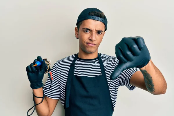 Joven Hombre Afroamericano Guapo Tatuador Con Uniforme Profesional Guantes Que — Foto de Stock