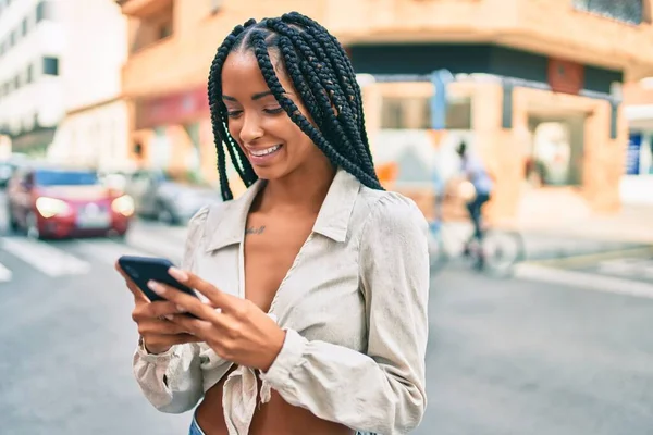 Joven Mujer Afroamericana Sonriendo Feliz Usando Smartphone Ciudad — Foto de Stock