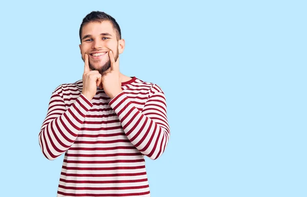 Jovem Homem Bonito Vestindo Camisola Listrada Sorrindo Com Boca Aberta — Fotografia de Stock