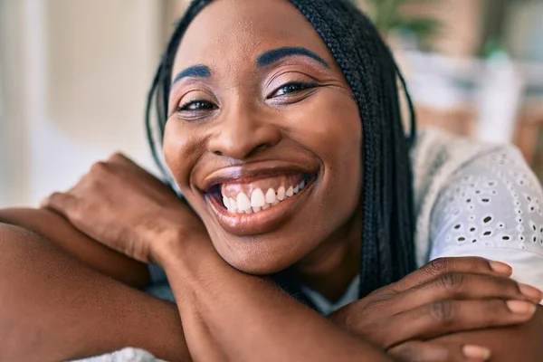 Jovem Afro Americana Sorrindo Feliz Sentada Sofá Casa — Fotografia de Stock