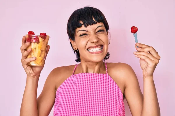 Hermosa Mujer Morena Comiendo Fruta Fresca Saludable Celebrando Loco Sorprendido — Foto de Stock