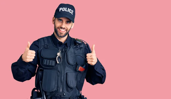 Giovane Bell Uomo Con Barba Che Indossa Uniforme Della Polizia — Foto Stock