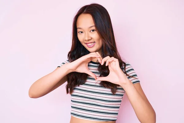Jong Mooi Chinees Meisje Draagt Casual Kleding Glimlachend Liefde Tonen — Stockfoto