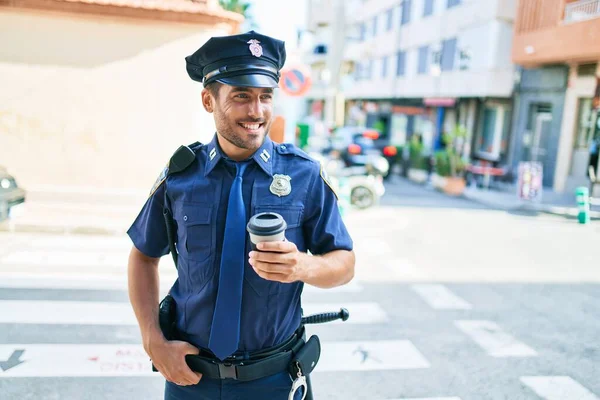 Mladý Hispánský Policista Policejní Uniformě Šťastně Usmívá Pití Šálek Odnést — Stock fotografie