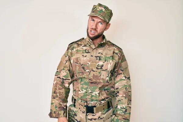 Young Caucasian Man Wearing Camouflage Army Uniform Shock Face Looking — Stock Photo, Image