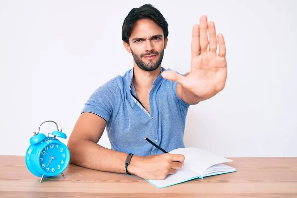 Hombre Hispano Guapo Sentado Mesa Relleno Para Universidad Con Mano —  Fotos de Stock