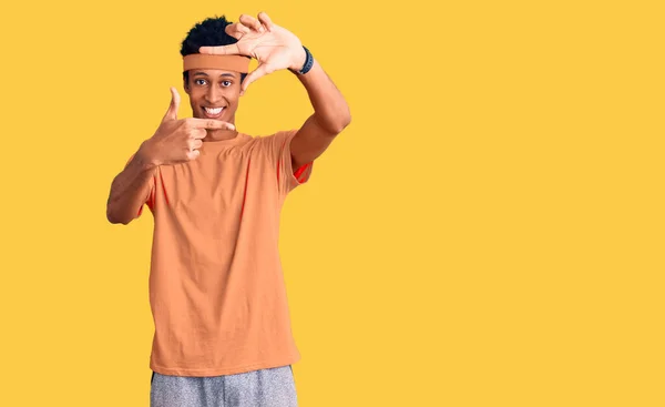 Junger Afrikanisch Amerikanischer Mann Sportkleidung Der Lächelnd Mit Händen Und — Stockfoto