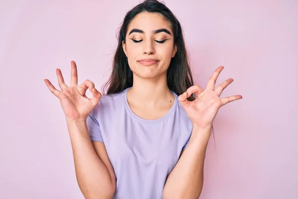 Brunette Tiener Meisje Dragen Casual Kleding Ontspannen Glimlachen Met Ogen — Stockfoto