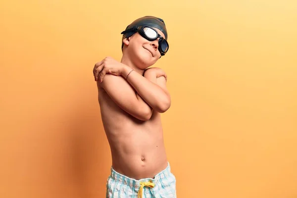 Schattig Blond Kind Draagt Zwemkleding Zwembril Knuffelend Zichzelf Gelukkig Positief — Stockfoto