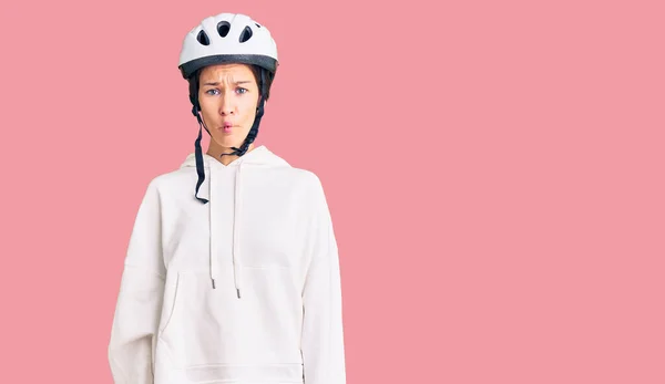 Schöne Brünette Junge Frau Mit Fahrradhelm Und Sportlicher Kleidung Macht — Stockfoto