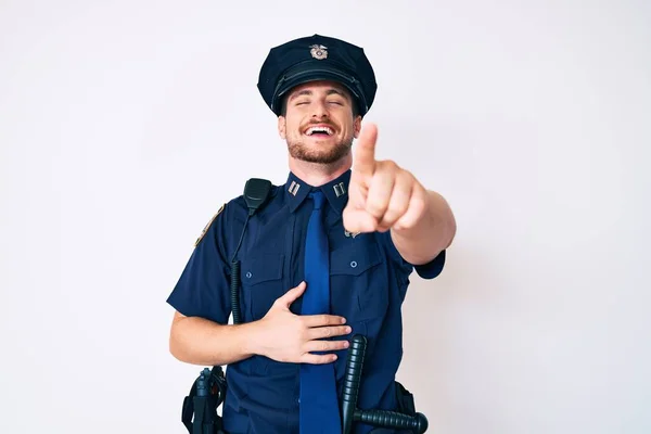 警察の制服を着た若い白人男性が笑う君を指差す手でカメラを指差す恥の表情 — ストック写真