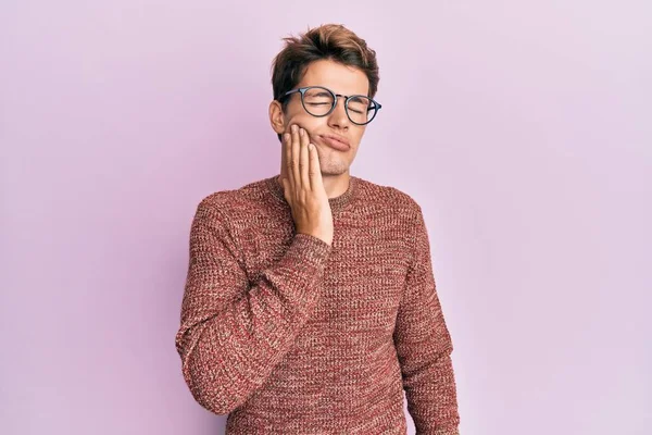 Snygg Kaukasier Man Bär Casual Tröja Och Glasögon Röra Munnen — Stockfoto