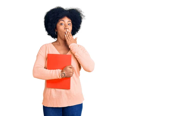 Ung Afrikansk Amerikansk Flicka Håller Bok Täcker Munnen Med Handen — Stockfoto