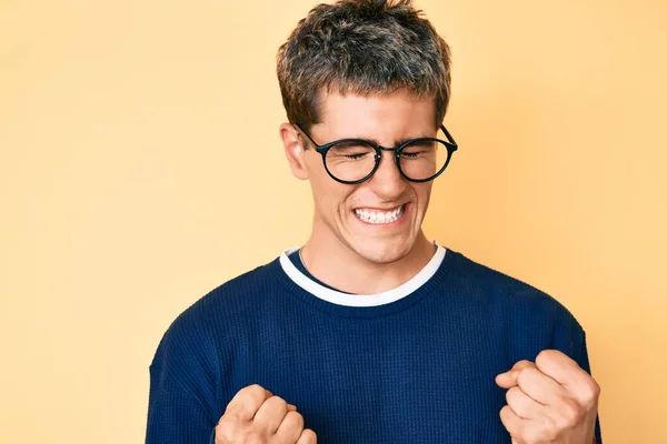 Jovem Homem Bonito Vestindo Roupas Casuais Óculos Comemorando Surpreso Surpreso — Fotografia de Stock