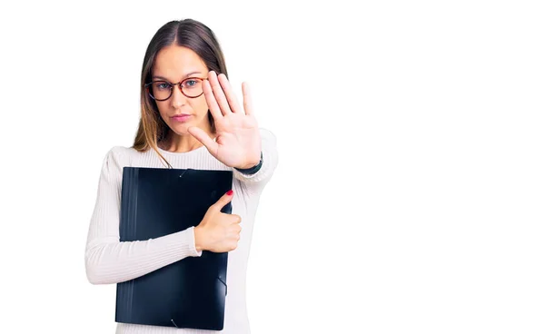 Schöne Brünette Junge Frau Die Mit Offener Hand Geschäftsordner Hält — Stockfoto