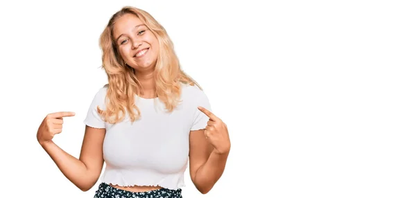 Joven Chica Rubia Vistiendo Camiseta Blanca Casual Buscando Confiado Con —  Fotos de Stock