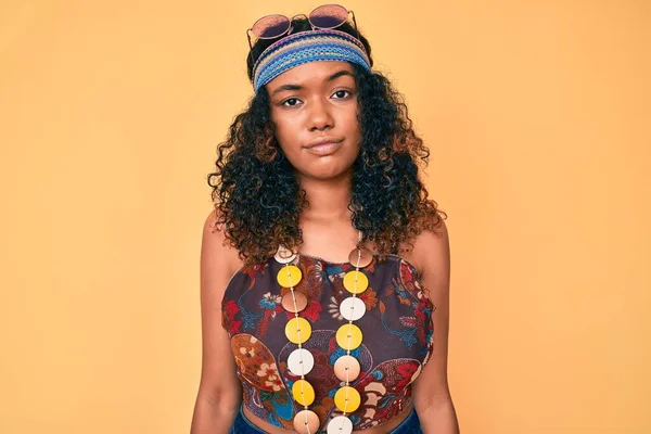 Ung Afrikansk Amerikansk Kvinna Klädd Bohemisk Och Hippie Stil Med — Stockfoto