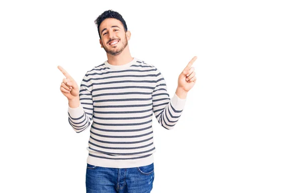 Joven Hombre Hispano Usando Ropa Casual Sonriendo Confiado Señalando Con —  Fotos de Stock
