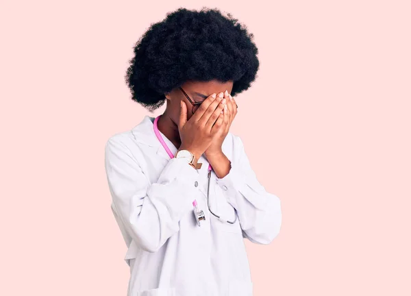 Mujer Afroamericana Joven Vistiendo Abrigo Médico Estetoscopio Con Expresión Triste — Foto de Stock
