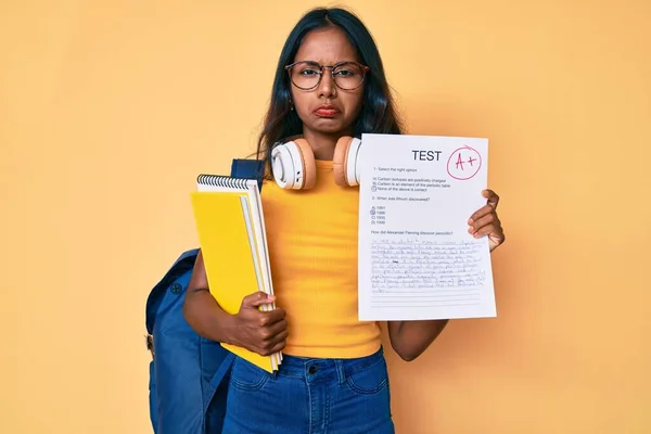 Ung Indian Flicka Bär Ryggsäck Visar Godkänd Examen Deprimerad Och — Stockfoto