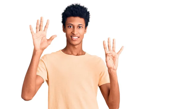 Jovem Afro Americano Vestindo Roupas Casuais Mostrando Apontando Para Cima — Fotografia de Stock