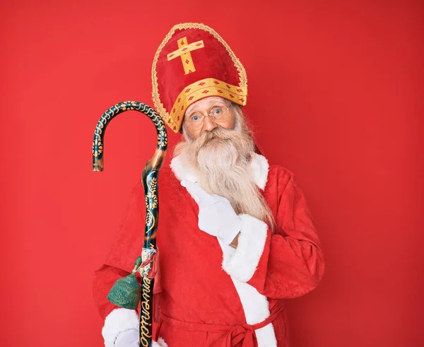 Velho Homem Sênior Com Cabelos Grisalhos Barba Longa Vestindo Traje — Fotografia de Stock