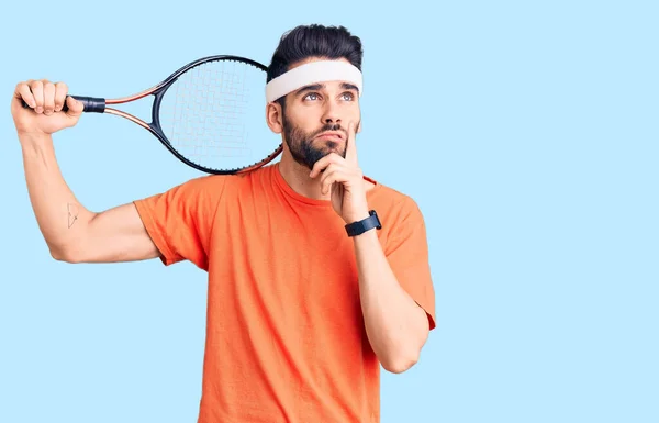 Junger Gutaussehender Mann Mit Bart Beim Tennisspielen Schläger Der Hand — Stockfoto