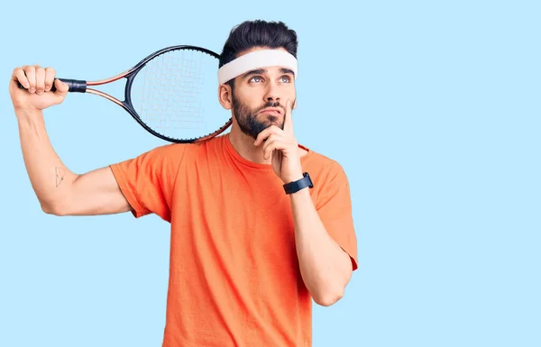 Jovem Homem Bonito Com Barba Jogando Tênis Segurando Raquete Rosto — Fotografia de Stock