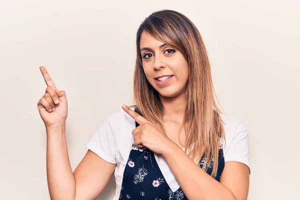 Jovem Mulher Bonita Vestindo Vestido Floral Casual Sorrindo Olhando Para — Fotografia de Stock