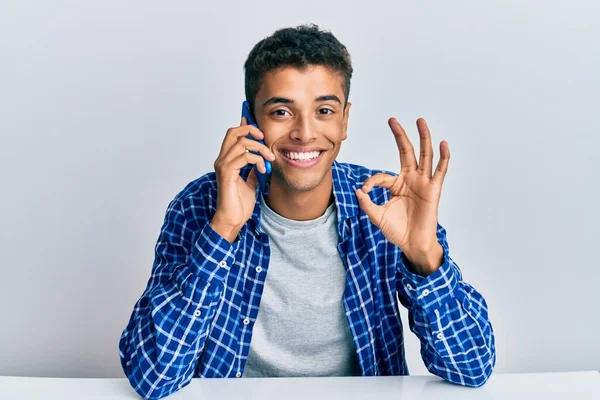 잘생긴 아프리카계 미국인 스마트폰으로 대화하고 손가락으로 괜찮은 서명을 몸짓으로 상징을 — 스톡 사진