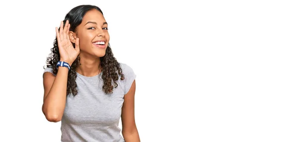 Fiatal Afro Amerikai Lány Alkalmi Ruhát Visel Fülig Érő Mosollyal — Stock Fotó