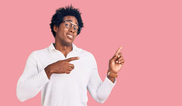 Bonito Homem Afro Americano Com Cabelo Afro Vestindo Roupas Casuais — Fotografia de Stock