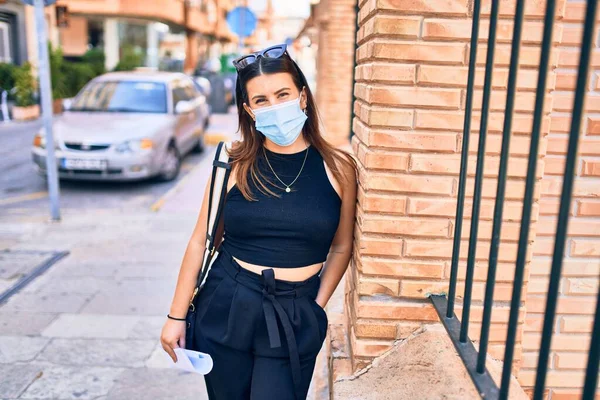 Jovem Bela Mulher Morena Usando Máscara Médica Rua Cidade Apoiando — Fotografia de Stock