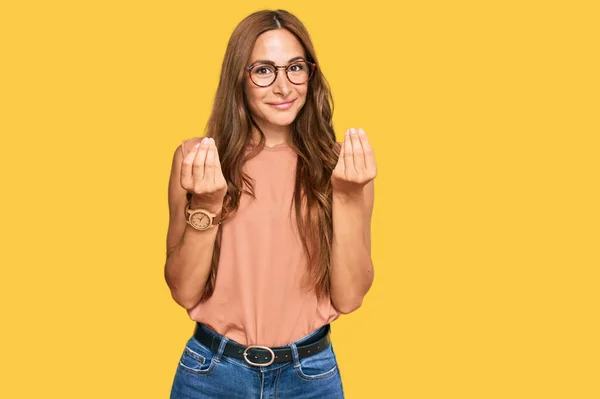 Mujer Hispana Joven Con Ropa Casual Gafas Haciendo Gesto Dinero —  Fotos de Stock