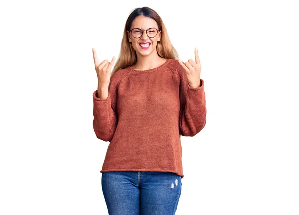 Hermosa Mujer Joven Con Ropa Casual Gafas Gritando Con Expresión —  Fotos de Stock